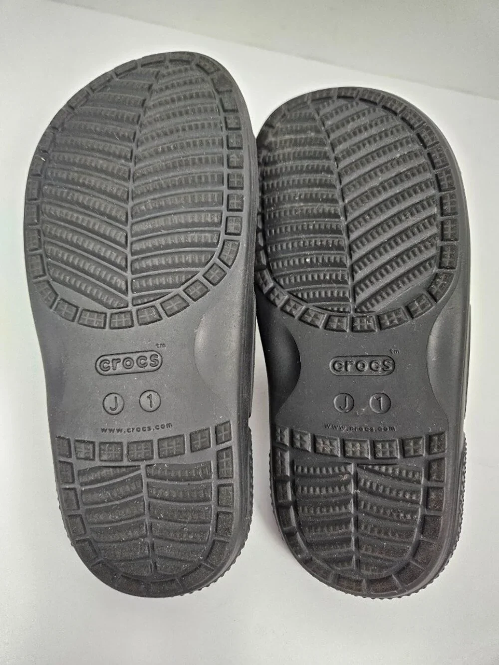 CROCS Kids Classic 2 Band Slide Sandal Black J 1